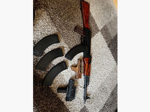 GHK AKM GBB mit 4 Magazinen und Zubehör