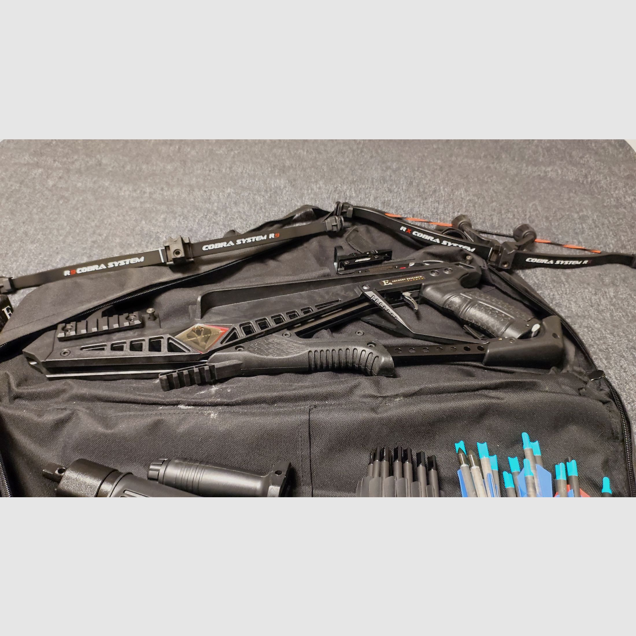 EK Archery Cobra R9 Deluxe 90/130 lbs COMPLETE SET – like new – 30 bolts + bag + carrying strap + shoulder support + front grip