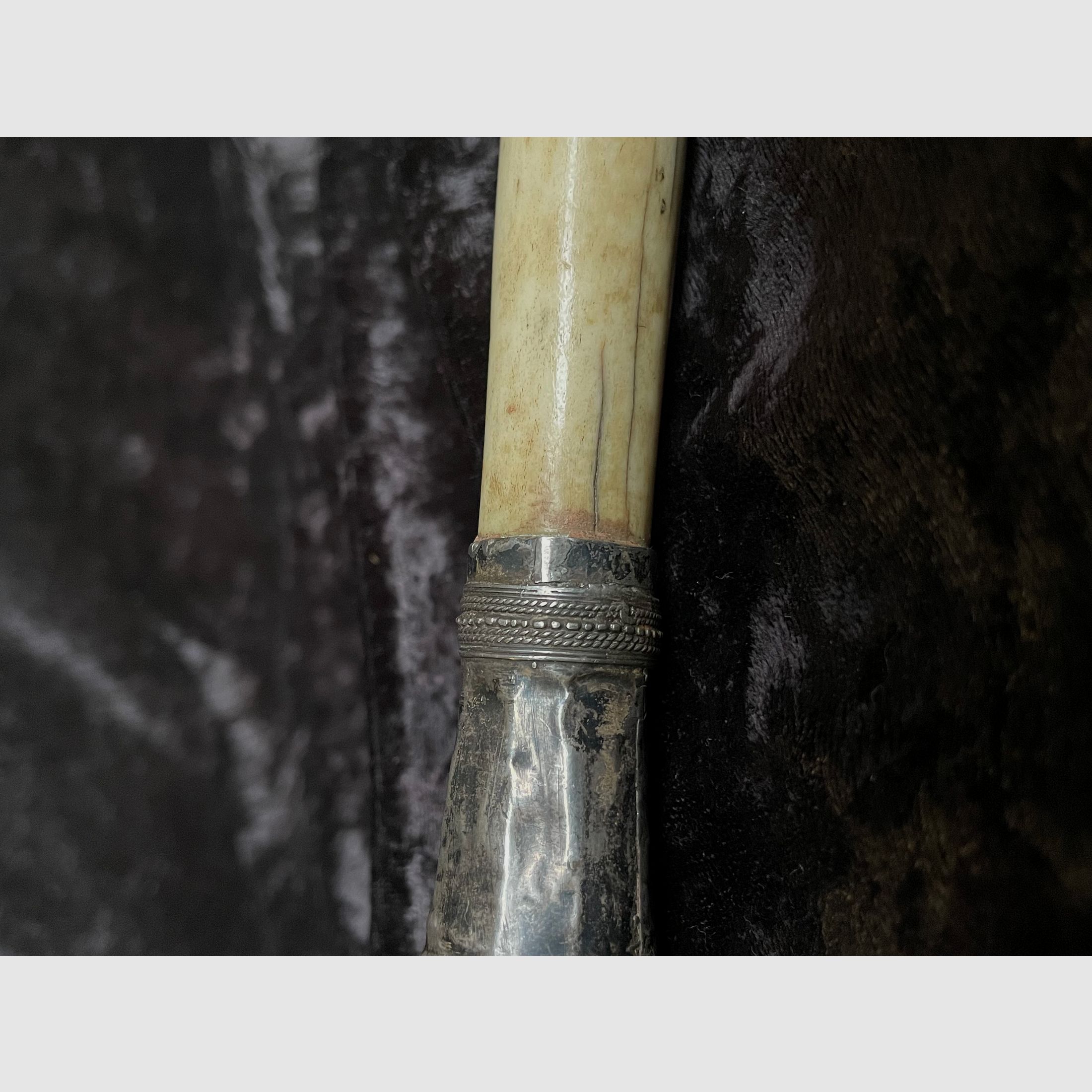 Antyczny srebrny nóż Dha – Myanmar (Birma) XIX w. – uchwyt z morskiej kości słoniowej/kości