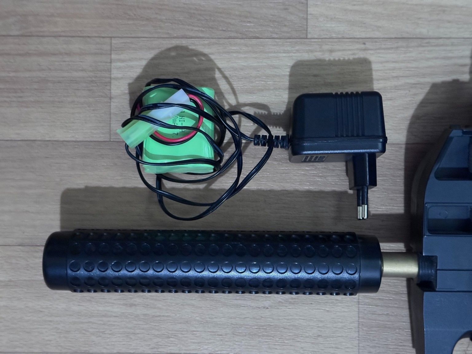 WELL D90S P90 Airsoft électrique – batterie, chargeur, Red Dot, sangle, silencieux & BBs, image 2 sur 6