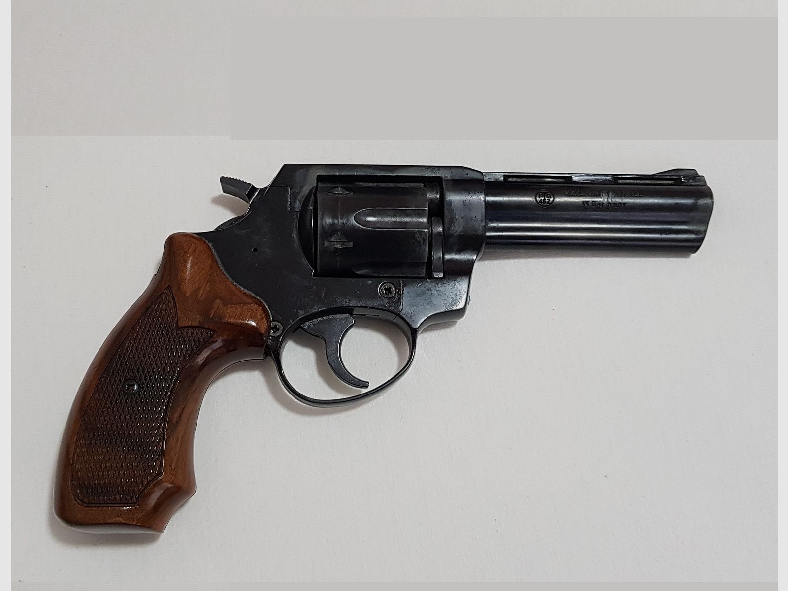 Röhm RG 99 brüniert mit Holzgriffschalen .380 R / 9mm Knall Schreckschuss Pistole 6 Schuss Trommel Kontakt: yardsalez@proton.me 