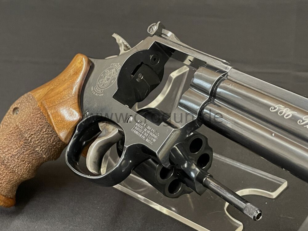 Smith & Wesson 586-4 Target Champion