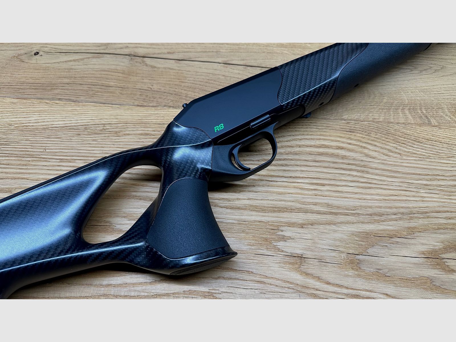 Blaser R8 Ultimate Carbon crosse avec boîtier/système // Logo R8 vert // Avant de crosse en carbone