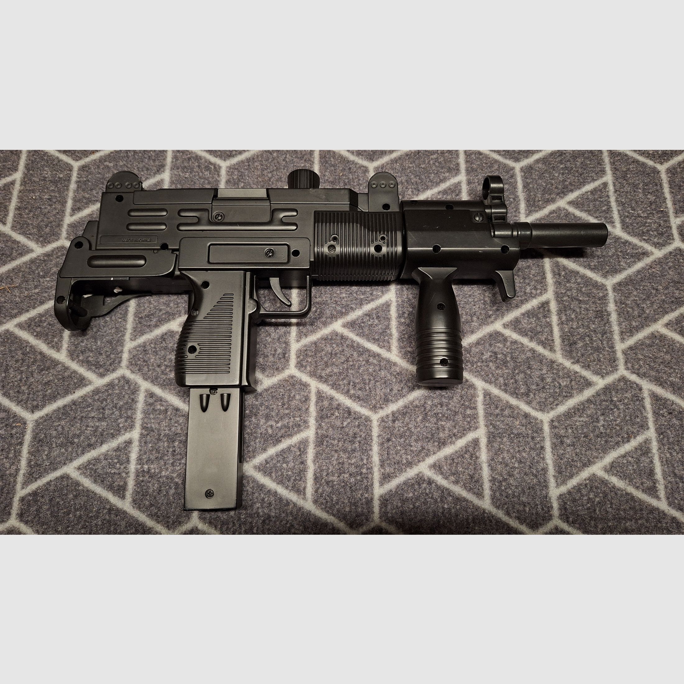UZI Springer Airsoft 6mm NEU!