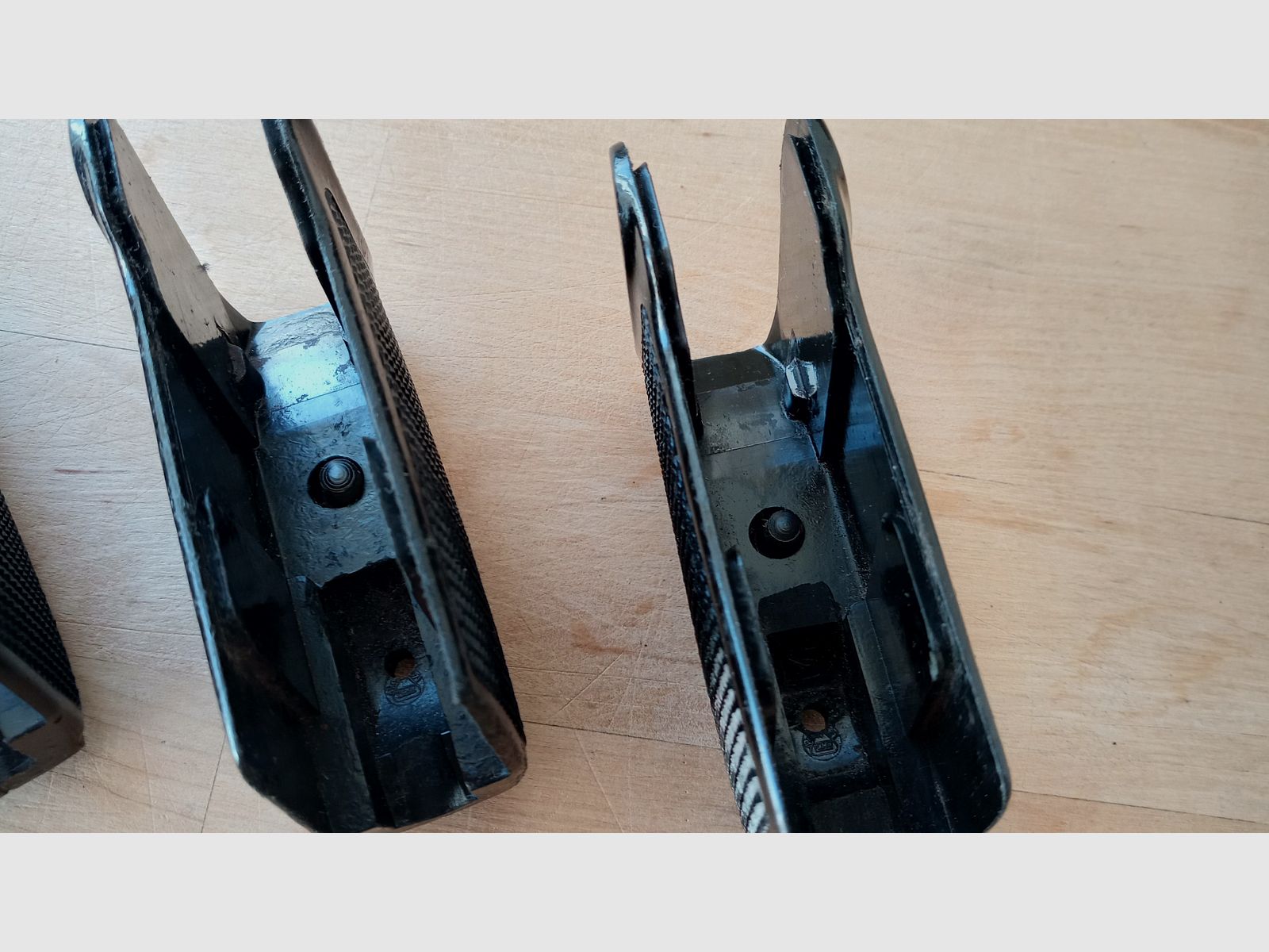 Maniglie in bakelite nere per pistola della polizia della DDR-M inclusa vite / Manico vintage per Makarov dell'est tedesco // 8 colpi PM 9x18