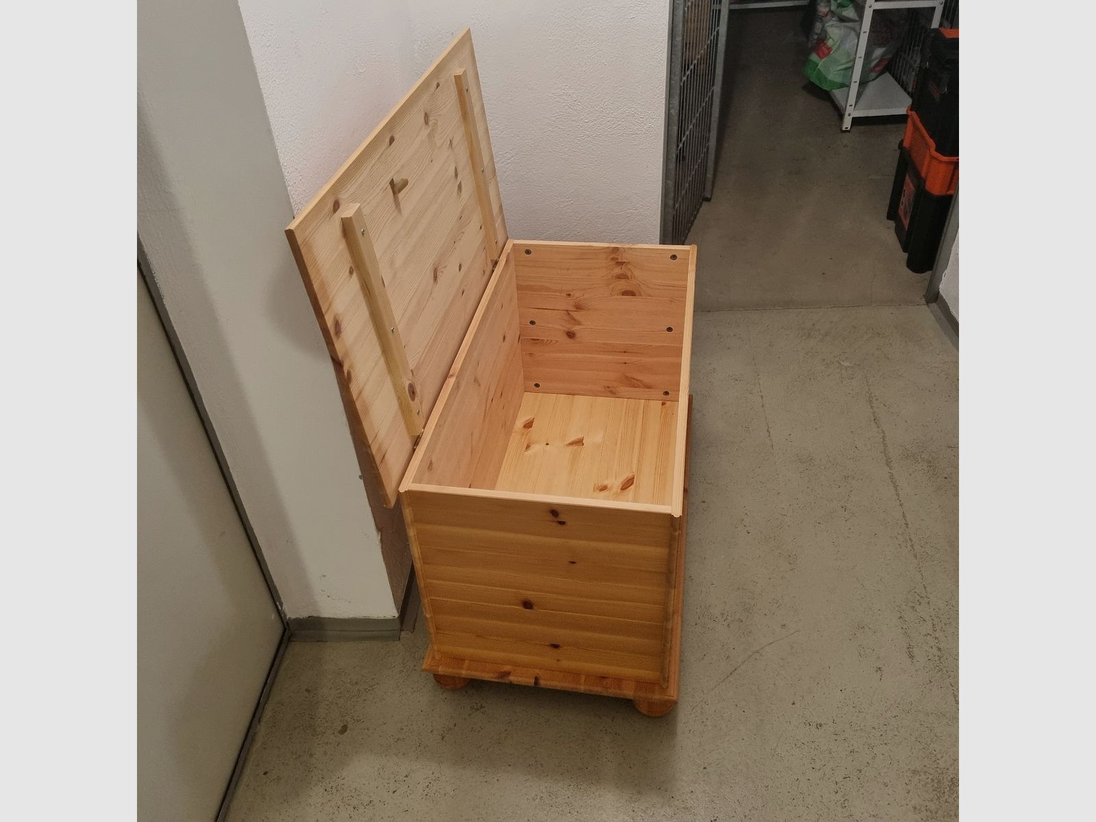 Drie houten kisten (wasmanden) totaal, voor zelfafhalers