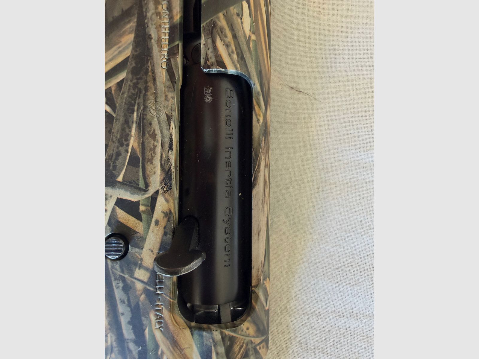     Zadbaną Benelli Montefeltro strzelbę samopowtarzalną 12/76 w kamuflażu