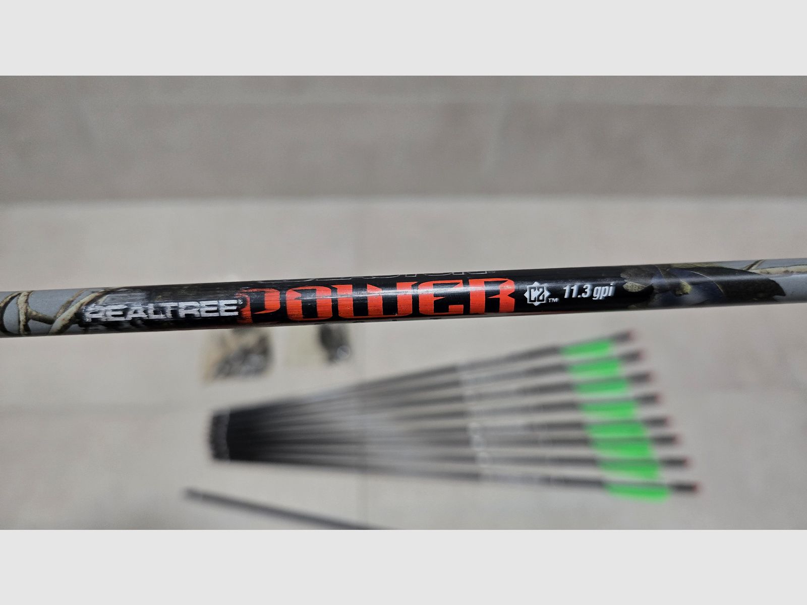 3x Carbonbolts 22“ Easton Realtree Power 11.3 GPI con punte da 125gr + punta da caccia - freccia in look mimetico