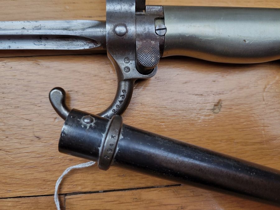 Französisches Bajonett 1886/93 mit Quillon – Lebel 1. Modell mit langem Schaft – Scheide & Waffe mit Nummer – Ausgezeichneter Zustand, Bild 7 von 15