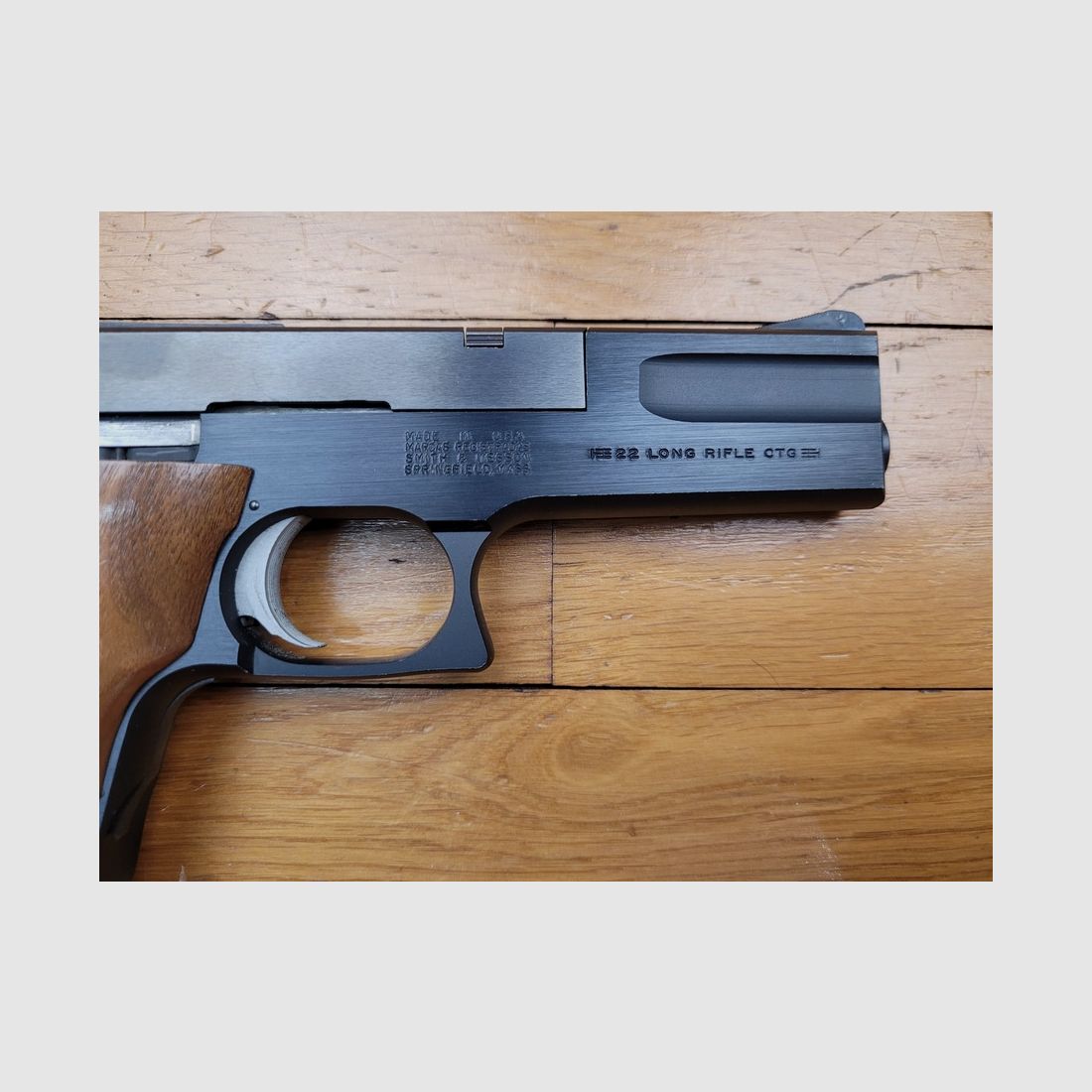 Schöner Smith&Wesson mod 422 – Kaliber 22LR – in 4,5 Zoll – ganz aus Stahl – sehr schöne Holzgriffschalen – Ergonomie für diejenigen, die einen geraden und klassischen Schaft bevorzugen – für den Stand sowie zum Vergnügen – TBE, Bild 5 von 17