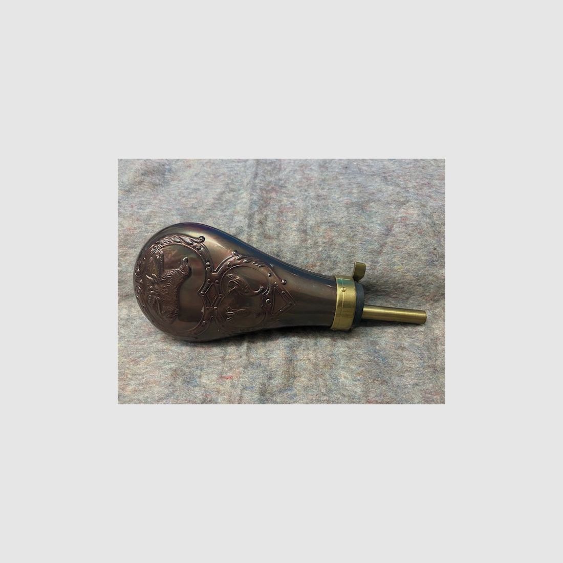 Pulverflasche mit Jagdhund Motiv