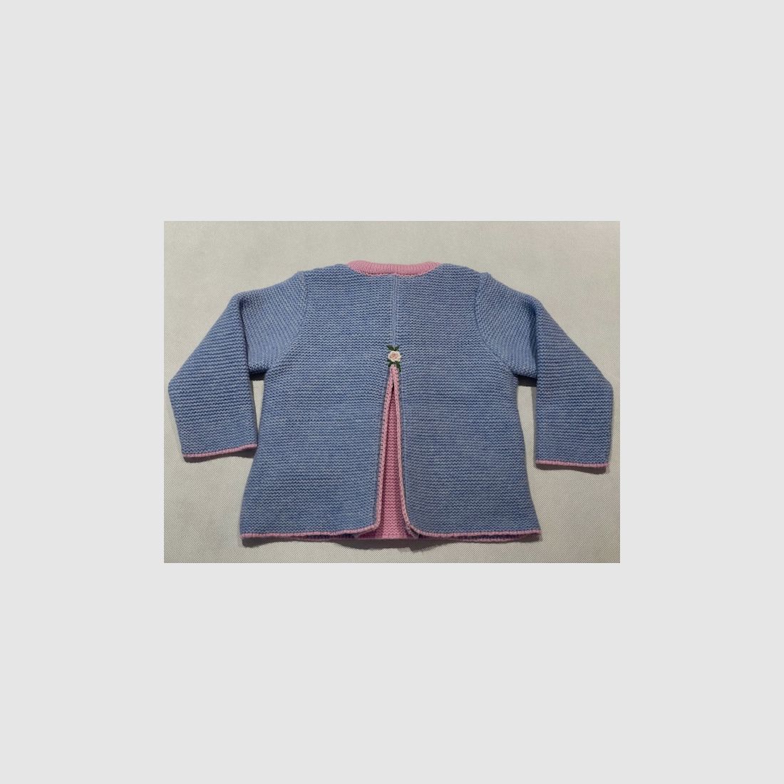 Cardigan per bambini in lana merino azzurra, immagine 2 di 2