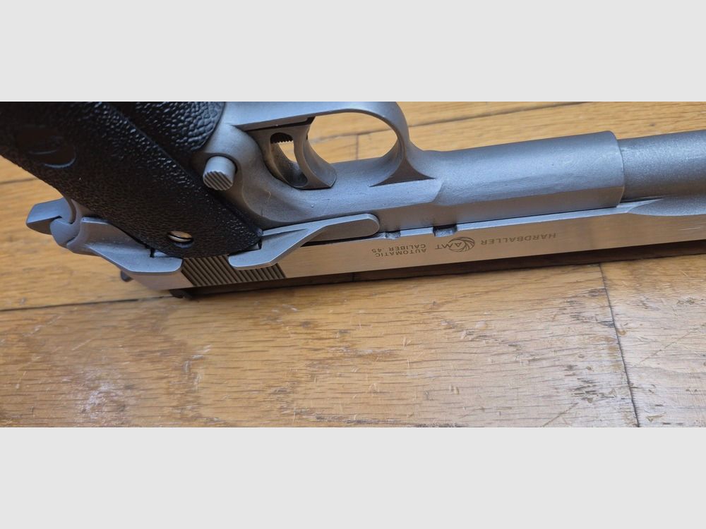 Très beau Pistolet AMT (Arcadia Machine & Tools) Hardballer — Cal .45 ACP — Premier 1911 intégralement en acier inoxydable de l&rsquo;Histoire — 100% acier toutes pièces — Arme de 1985 — Très bel état esthétique — Excellent état mécanique — Canon Miroir – Plaquettes d&rsquo;origine – TBE+/TBE++, image 11 sur 25