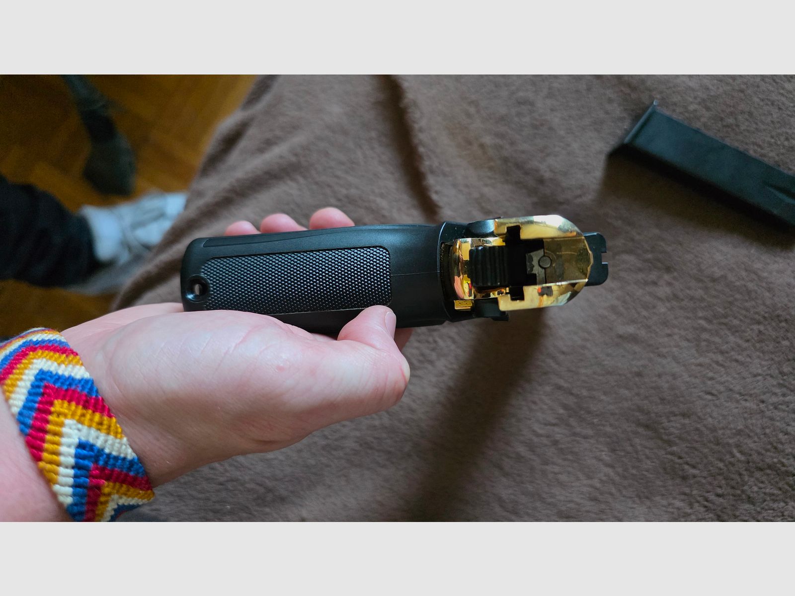 Pistolet d'alarme de 'Browning' cal. 9mm, P. A. K, en noir/doré, état d'occasion, mais entièrement fonctionnel.