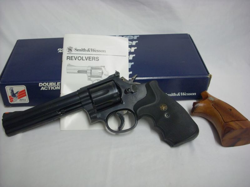 S&W Revolver M 586 in .357 , 6" Lauf , 2 Handgriffe/Griffschalen