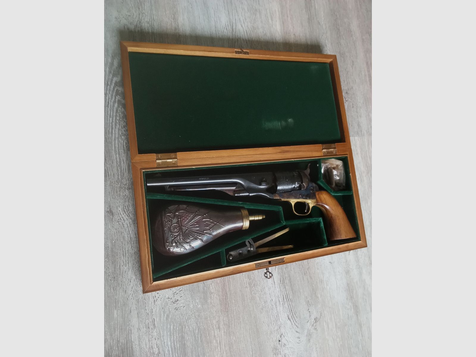 Revolver Colt Navy 1860 Kaliber 44 Schwarzpulver RIGARMI in seiner Box KATEGORIE D2 (freier Verkauf ab 18 Jahren)