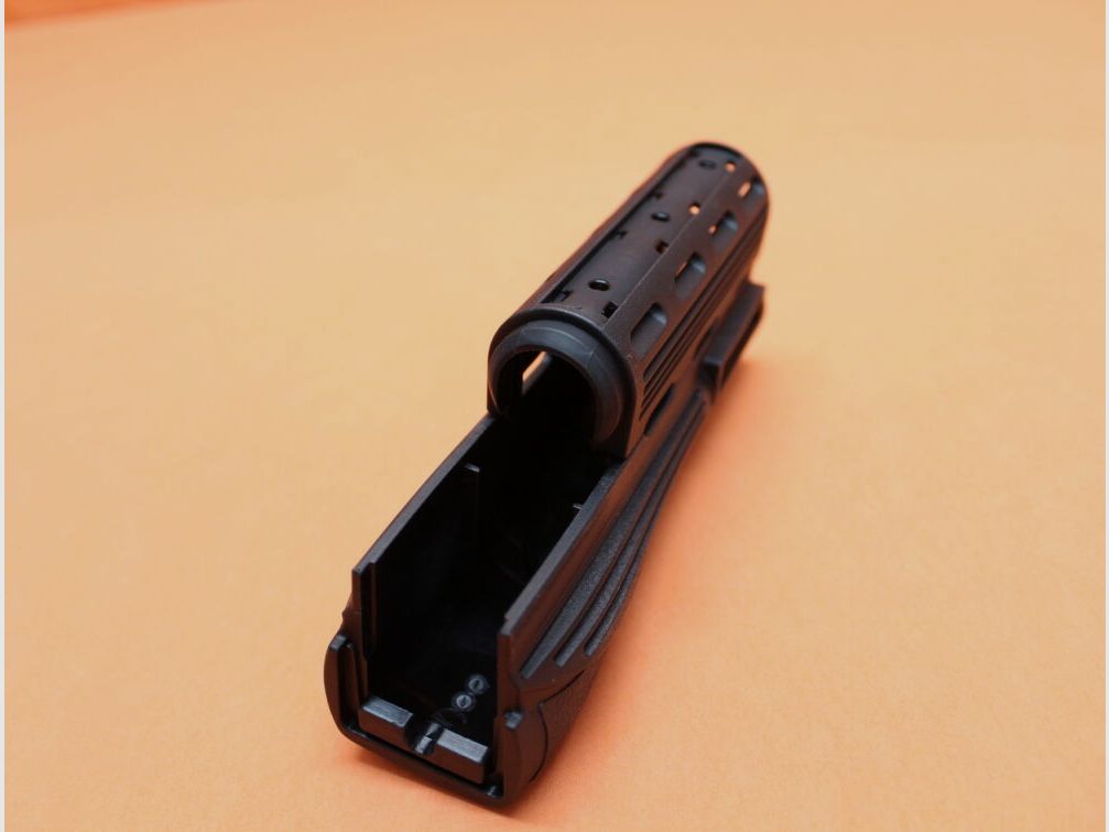 Zaawansowana technologia Kalashnikov AKM: system 4-rail/-osłona rękojeści ATI Strikeforce z polimeru czarna z góry/dół z bocznymi szynami