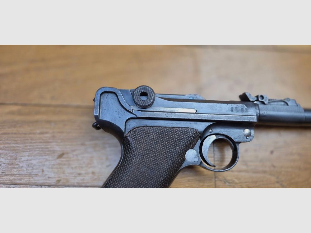 Bardzo ładny Luger artyleryjski P08 – Broń z 1917 roku – Lufa 8 cali (20cm!) – Produkcja DWM – Całkowicie monomatyczny (z wyjątkiem magazynka, który jest z epoki) – Kal. 9×19 – Regulowane przyrządy celownicze pierwszego typu – Bardzo ładne okładziny – Brązowanie z epoki wciąż na poziomie 80% – Wspaniała lufa TBE+, zdjęcie 16 z 22