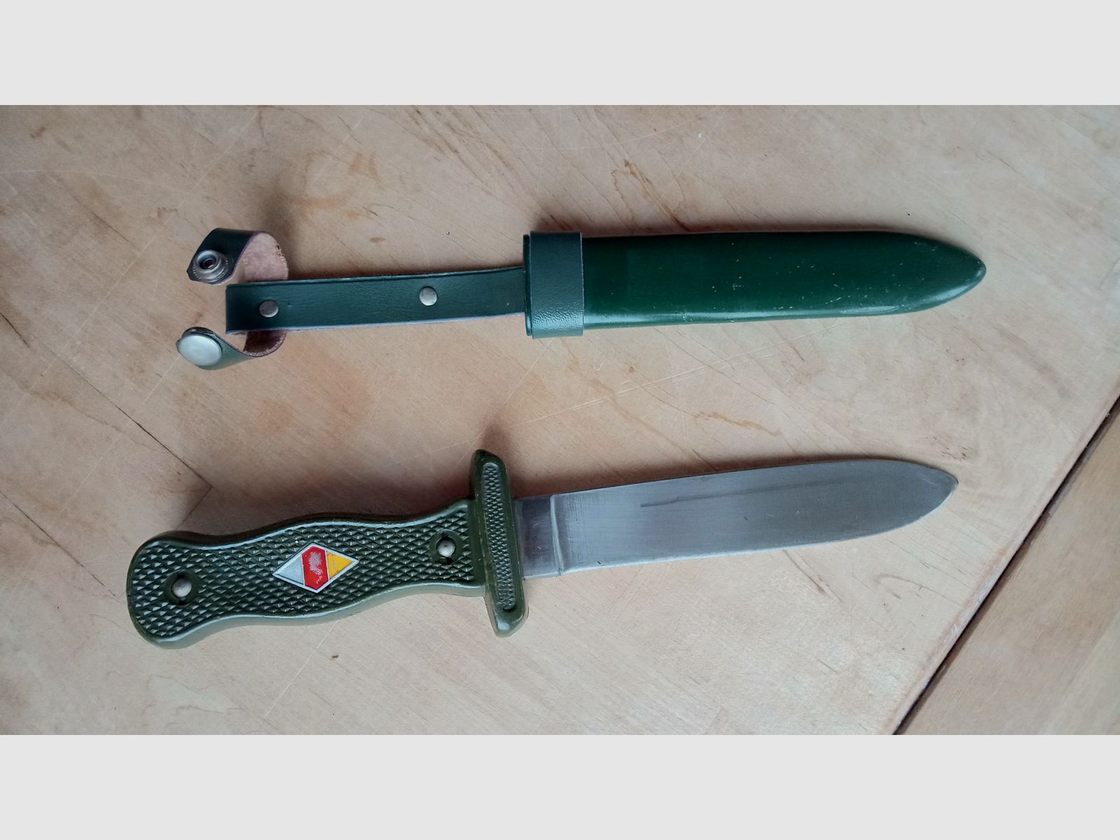 Original Fahrtenmesser von Hubertus Solingen aus dem Kalten Krieg  Vorlage BW Kampfmesser und optisch angelehnt an HJ Fahrtenmesser