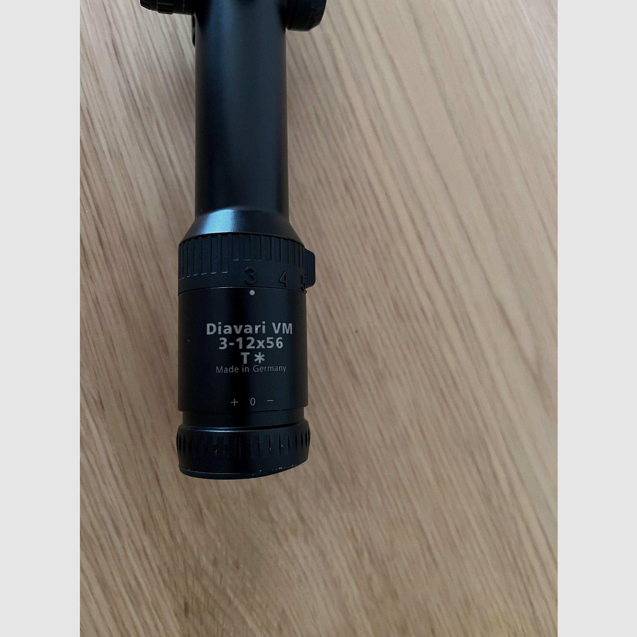 ZEISS Diavari VM 3-12x56 T z podświetlanym krzyżem na montażu siodłowym Blaser