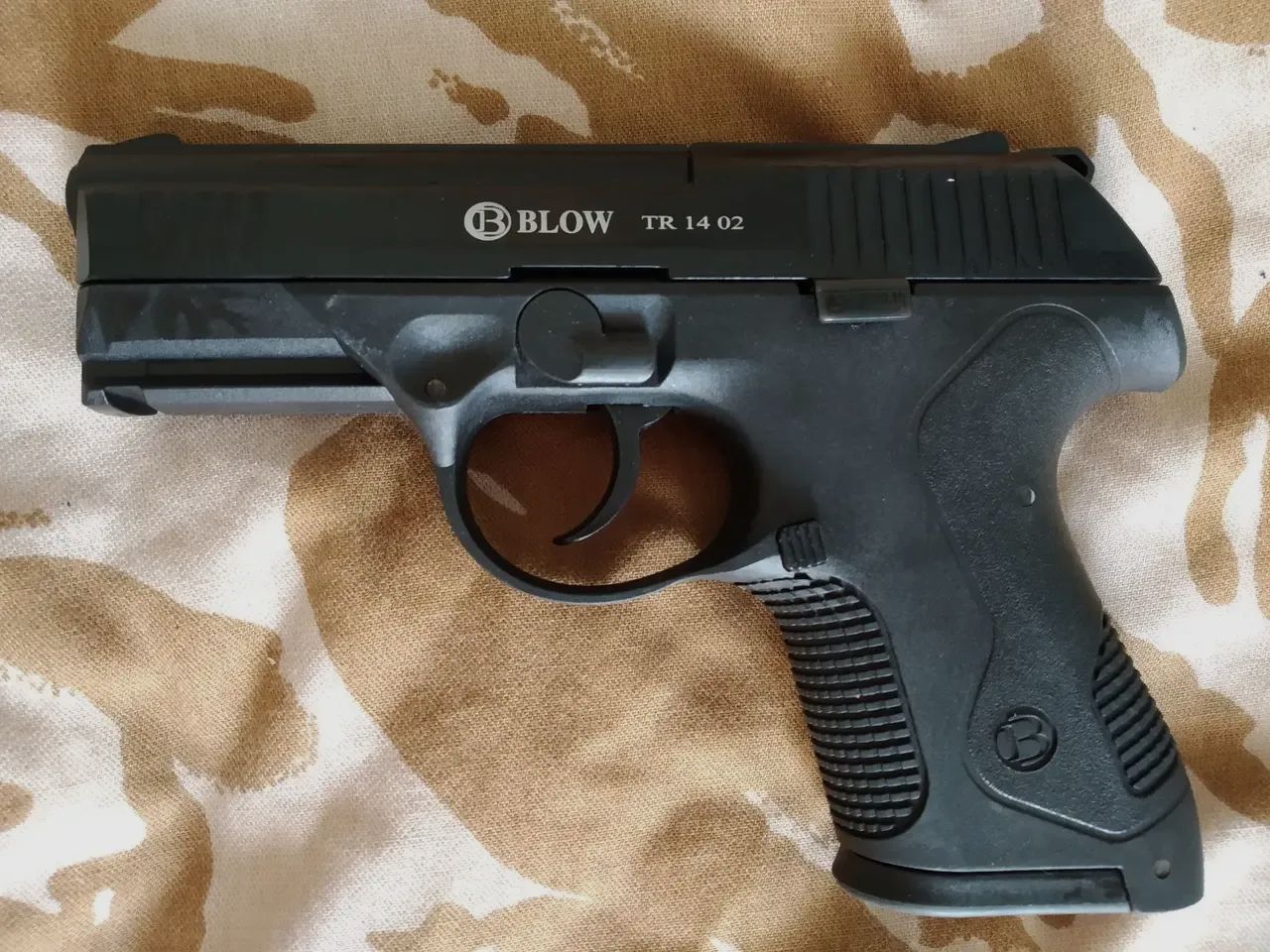 BLOW TR14 02 Black 9mm P.A.K. Schreckschusspistole im modernen Dienstpistolen-Stil