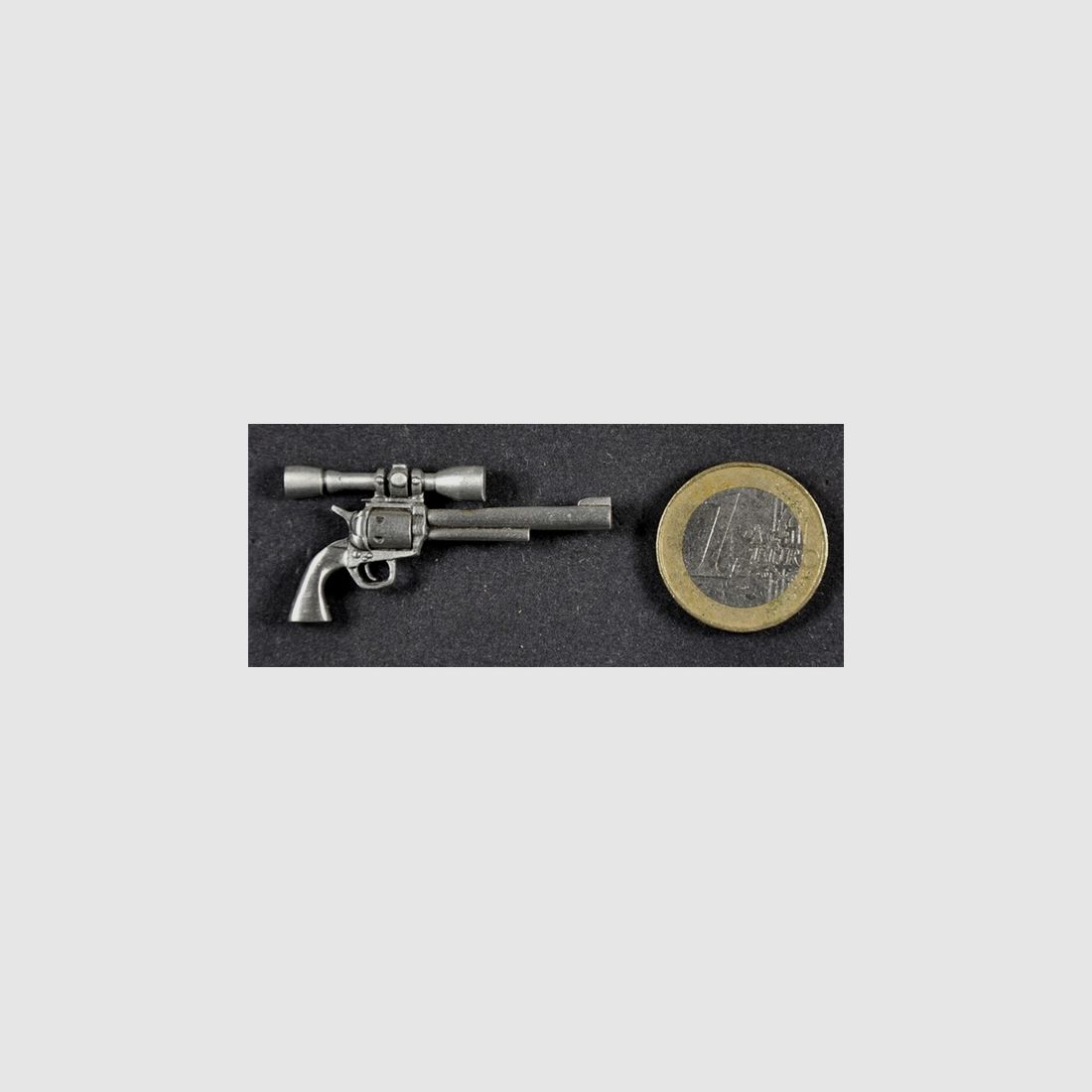 Casul Revolver mit Zielfernrohr als Metall-Anstecker
