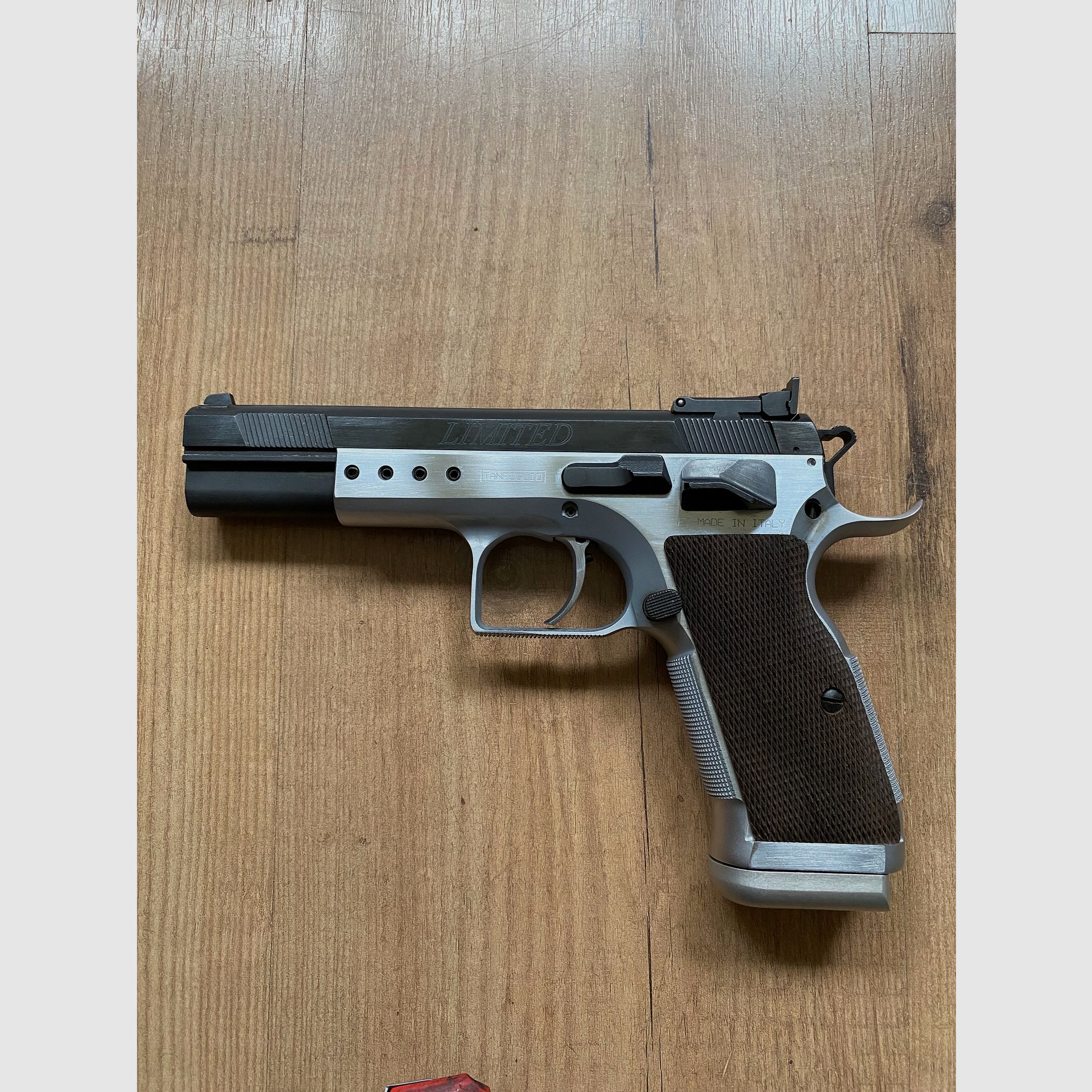 Verkaufe Tanfoglio Limited 9 mm Luger mit Wechselsystem .22 lfb inkl. Munition und Schiene für Zielfernrohr