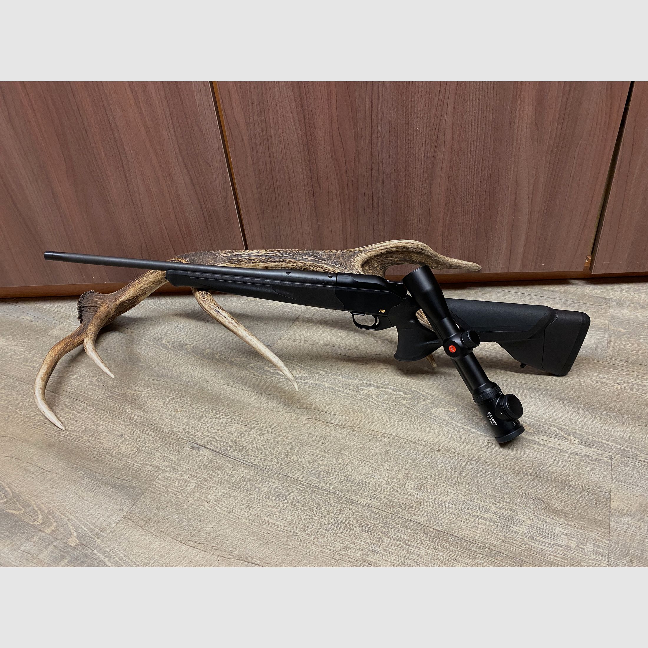 Blaser R8 Ultimate, z Leica Magnus 1,5-10x42 i, z szyną
