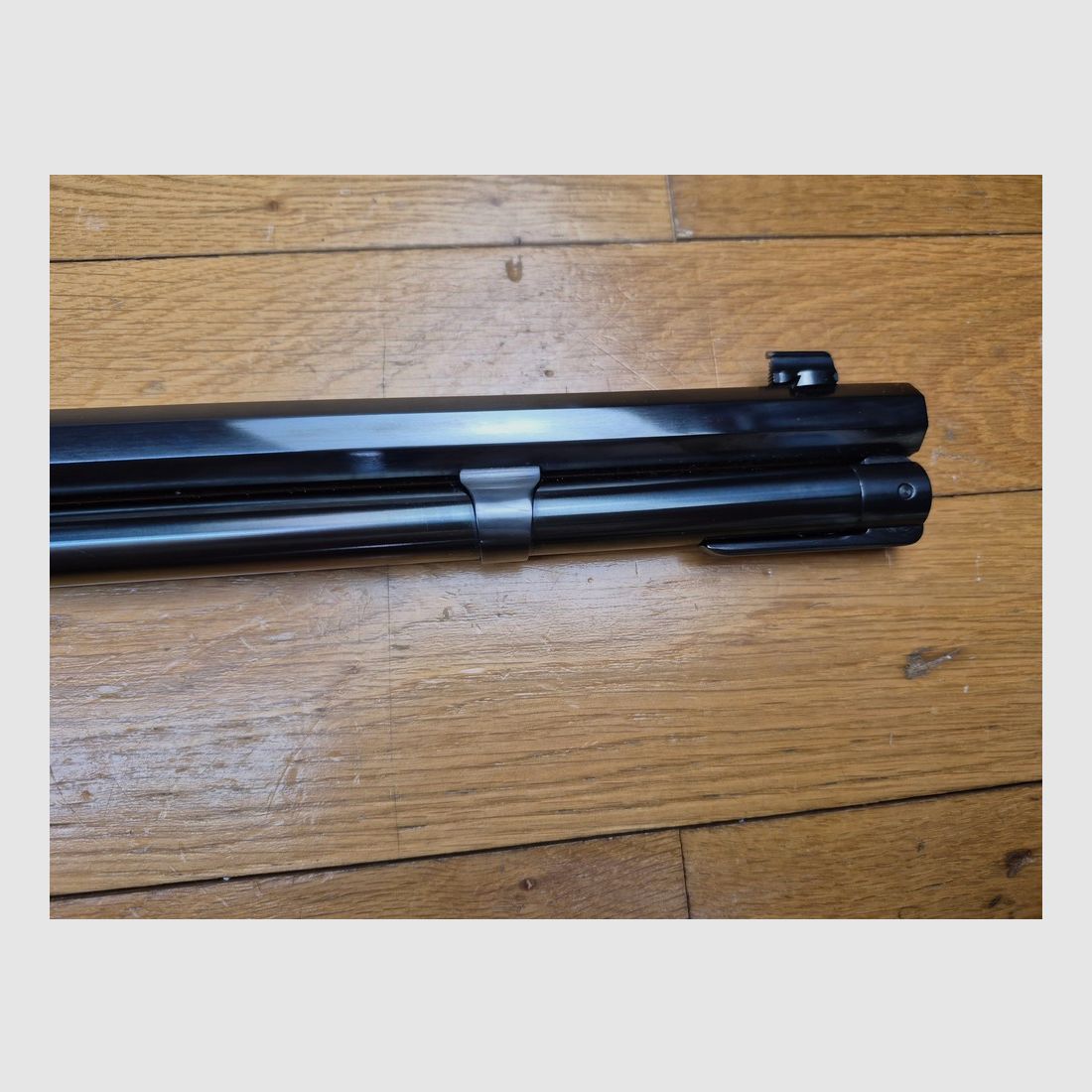 Splendida "carabina" Winchester 1892 – Versione "fucile" / fucile a canna ottagonale – Modello Take down raro – Cal. .44-40 con 10+1 colpi – Finiture Miroku Giappone – Serie limitata di 2 x 251 esemplari – Bellissimo legno di noce di grado V o VI – Scatola originale con documenti e lucchetto – Mai sparato – Arma nuova – TBE++++, immagine 10 di 39