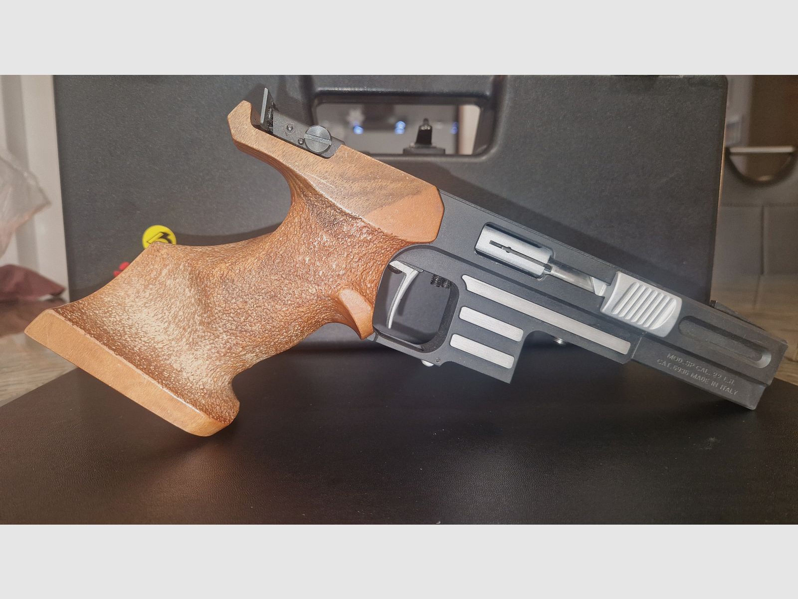 Pardini SP .22 lr. Pistolet sportowy – 2 magazynki – oryginalna walizka – w bardzo dobrym stanie