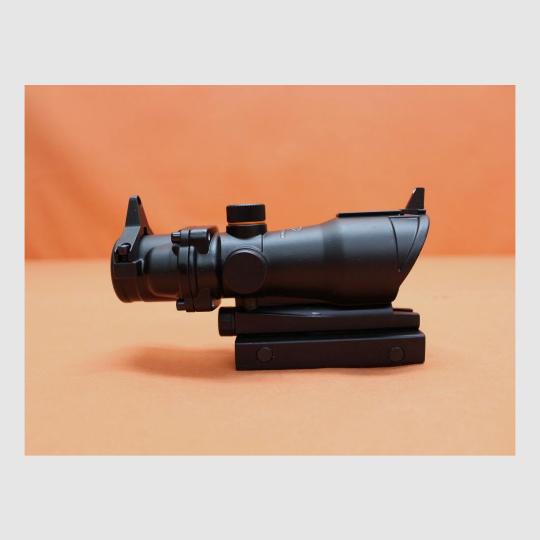 GSG German Sport Guns Tacworld Red Dot ACOG Leuchtpunktvisier 1x30 mit Kimme/ Korn-Notvisier, f. AR-15 Carry-Handle