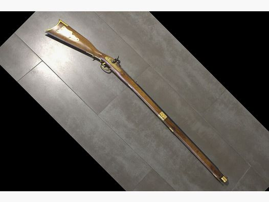 Beau fusil à chargement par la bouche avec décoration dorée pour la chasse. Calibre 45 réplique de fusil à chargement par la bouche techniquement avant le 1er janvier 1871