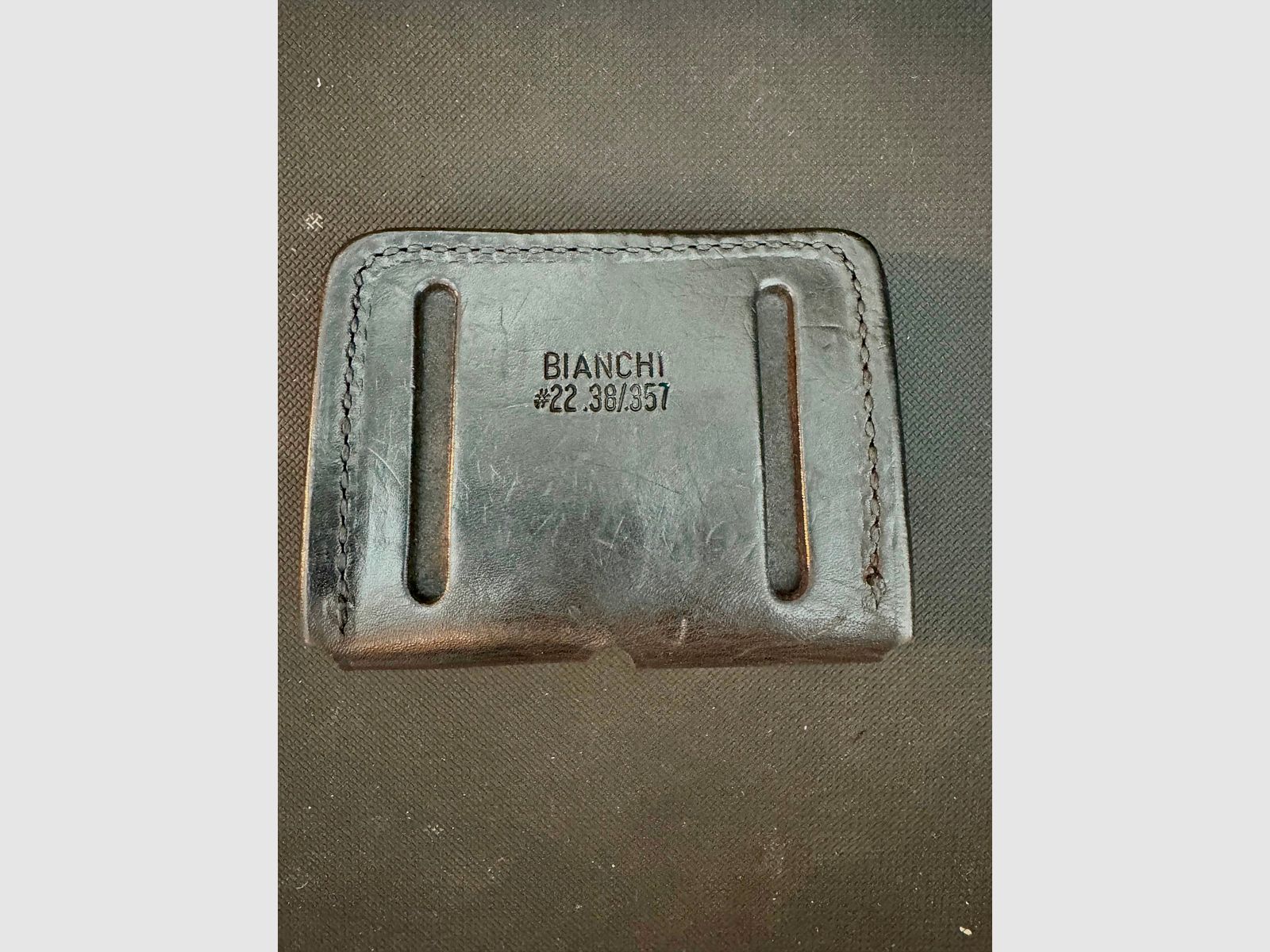Bianchi Speed Strip con funda de cuero de Bianchi (#22) .38Especial .357Magnum (50)