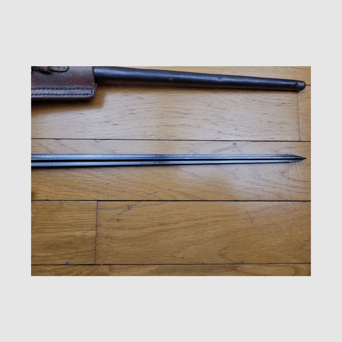 Seltene und schöne Lebel S102(f) Bajonett – Quillon – nachbearbeitet und blued – Wehrmacht Wiederverwendung – mit Scheide – sehr guter Zustand, Bild 4 von 10
