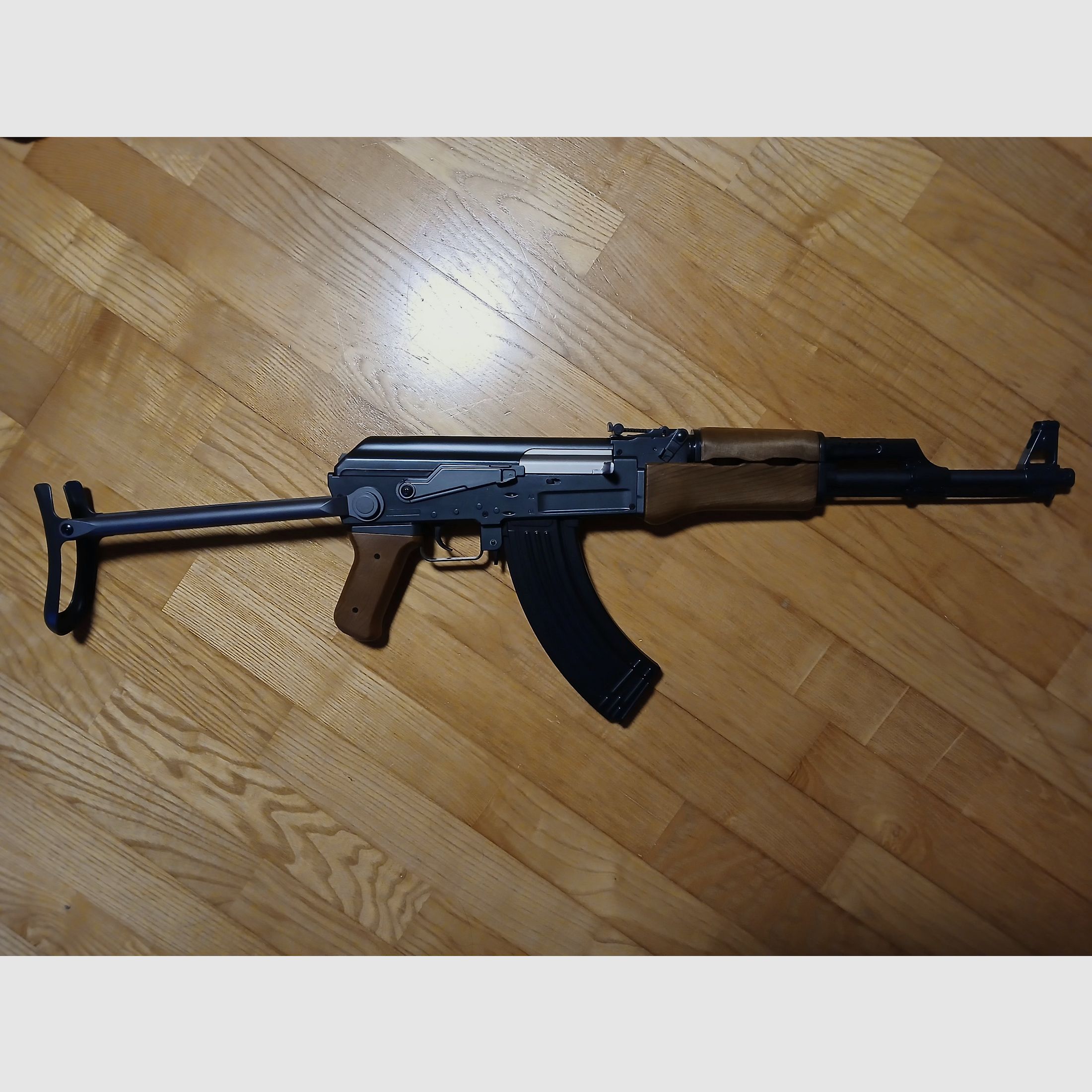 AK con resorte de pluma