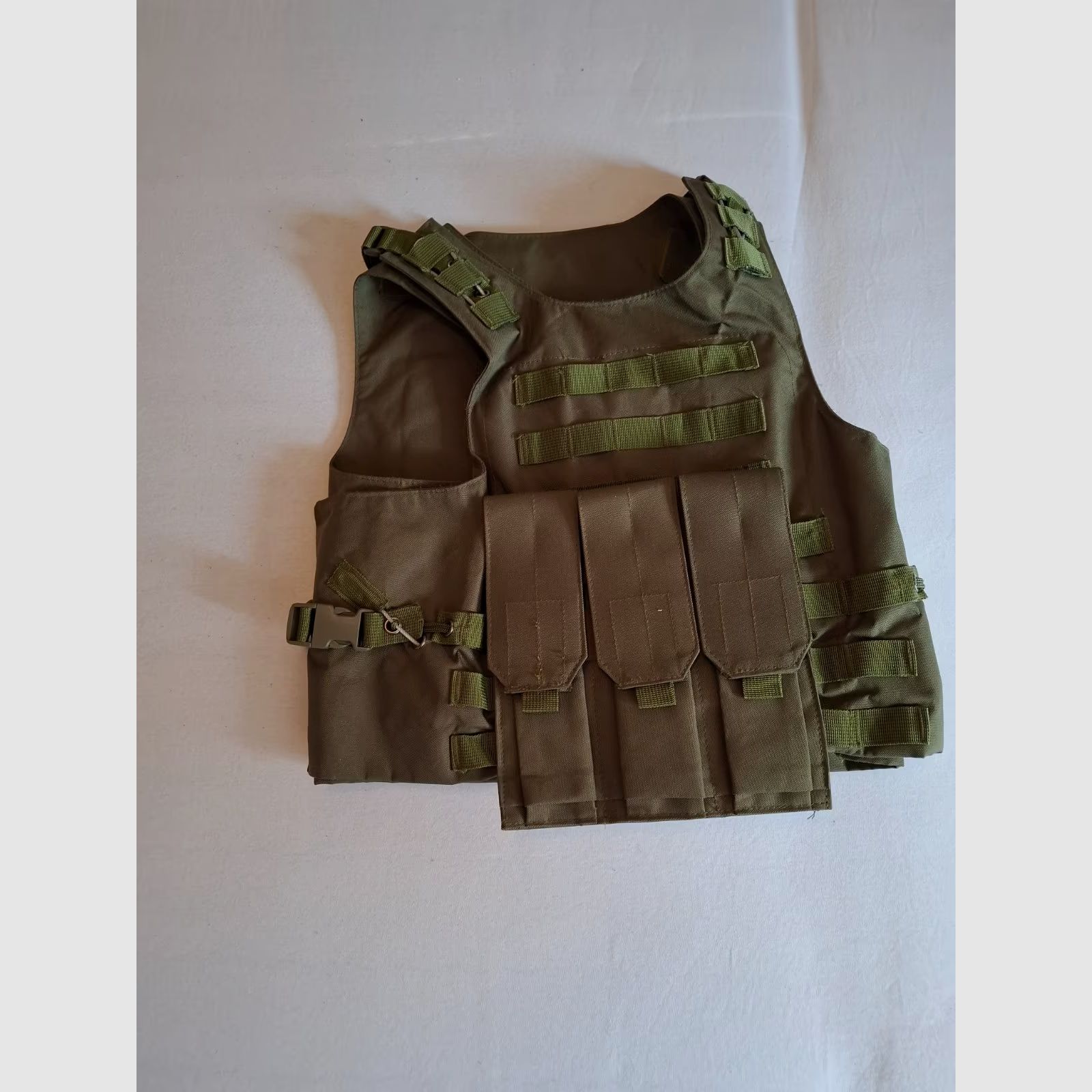 Olivgrüne Schutzweste für den Airsoftgebrauch