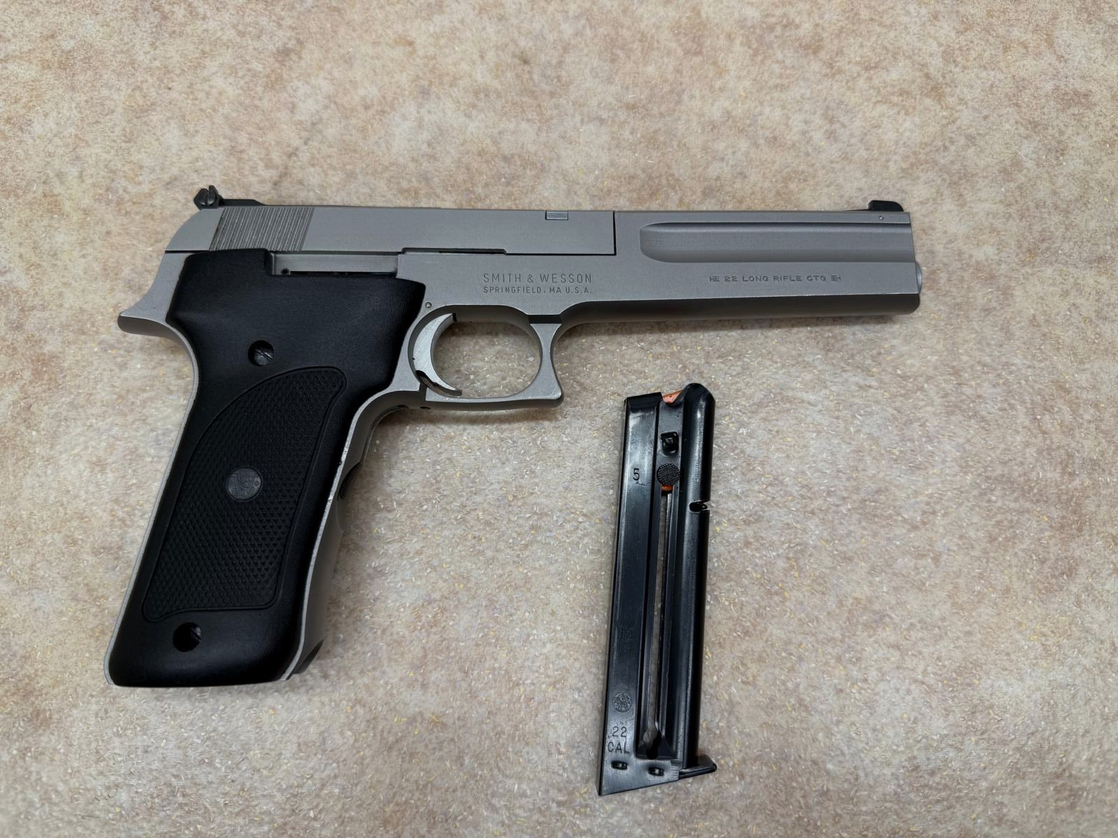 Smith & Wesson 2206 (.22LR)