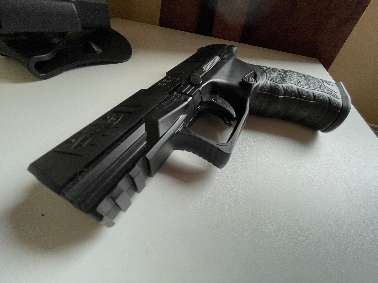 Walther PPQ Airsoft mit zwei Magazinen und Holster