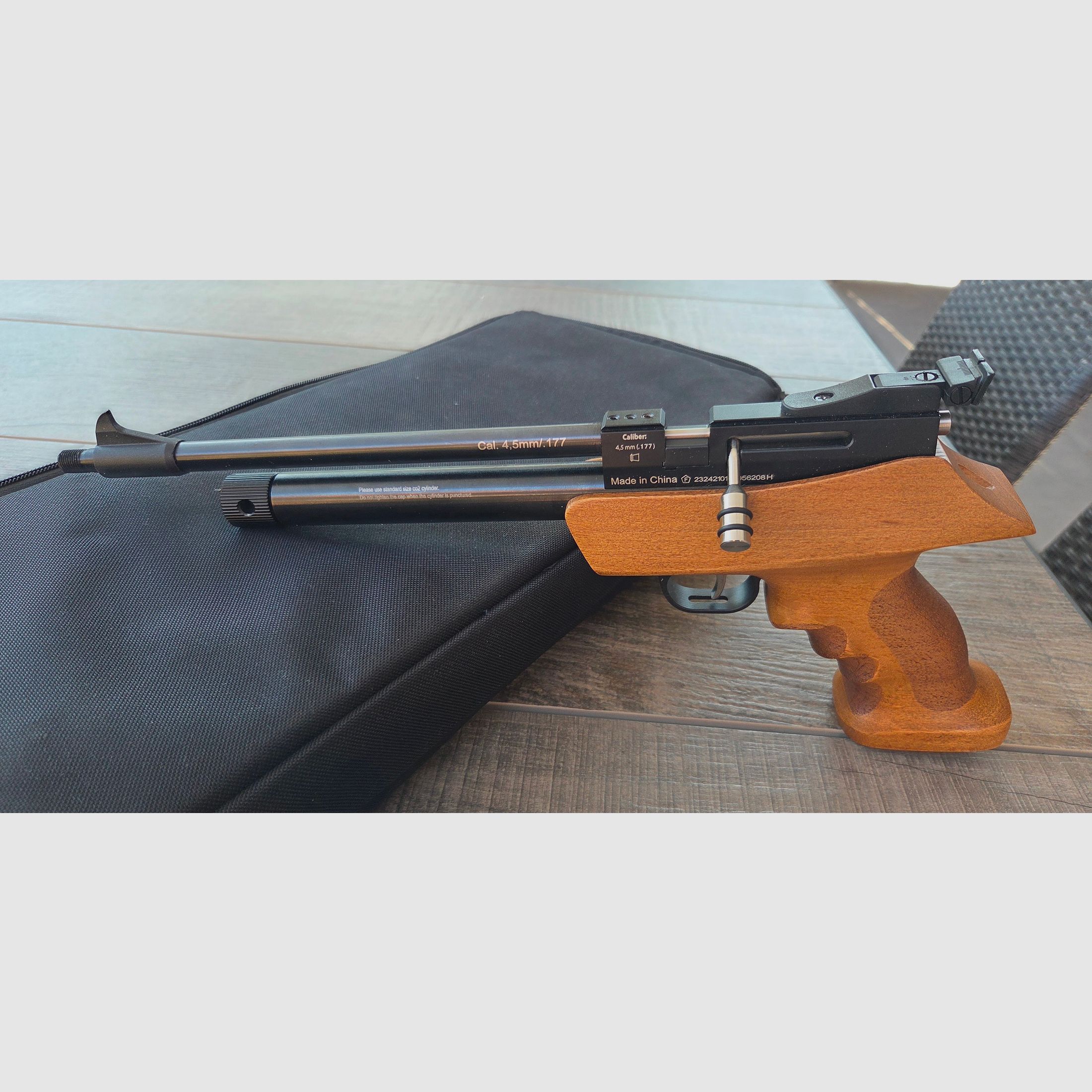 Diana Chaser CO² air pistol with 42 pcs. 12g cartridges
