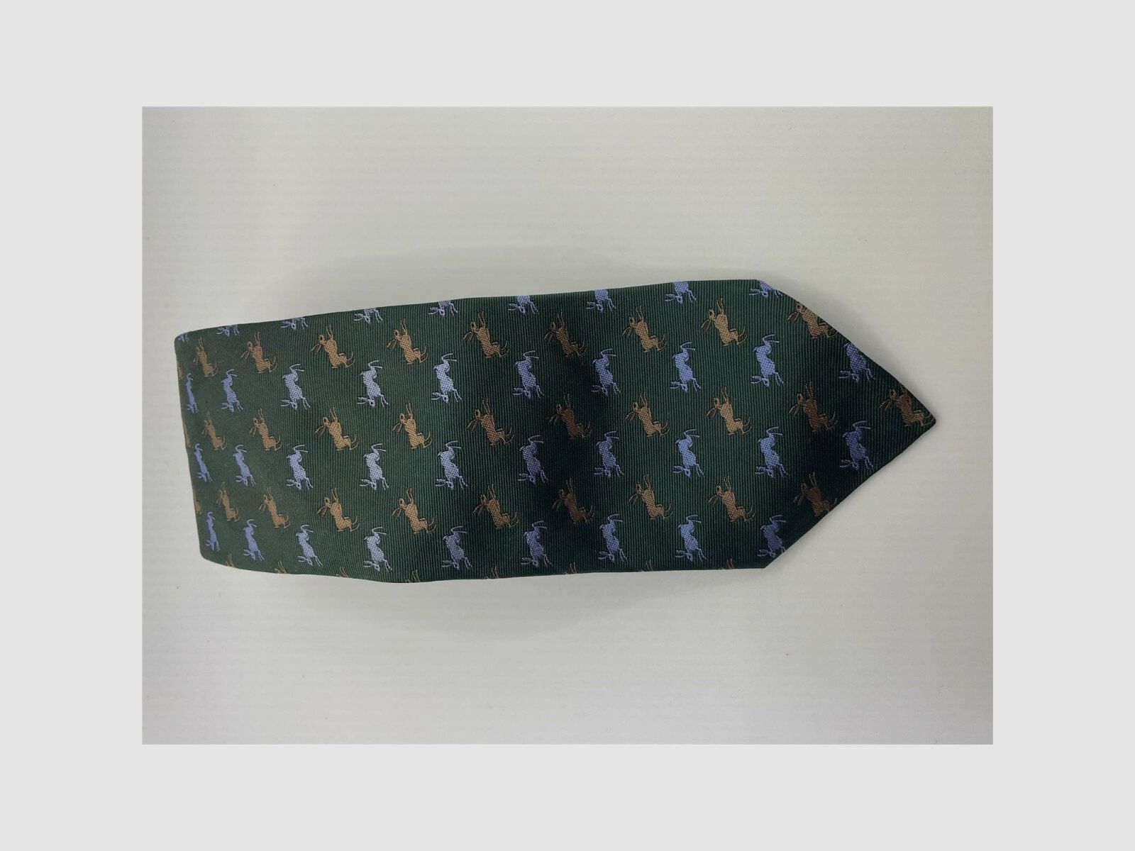 Corbata Robert Keyte 100% seda verde motivo conejo plateado y marrón