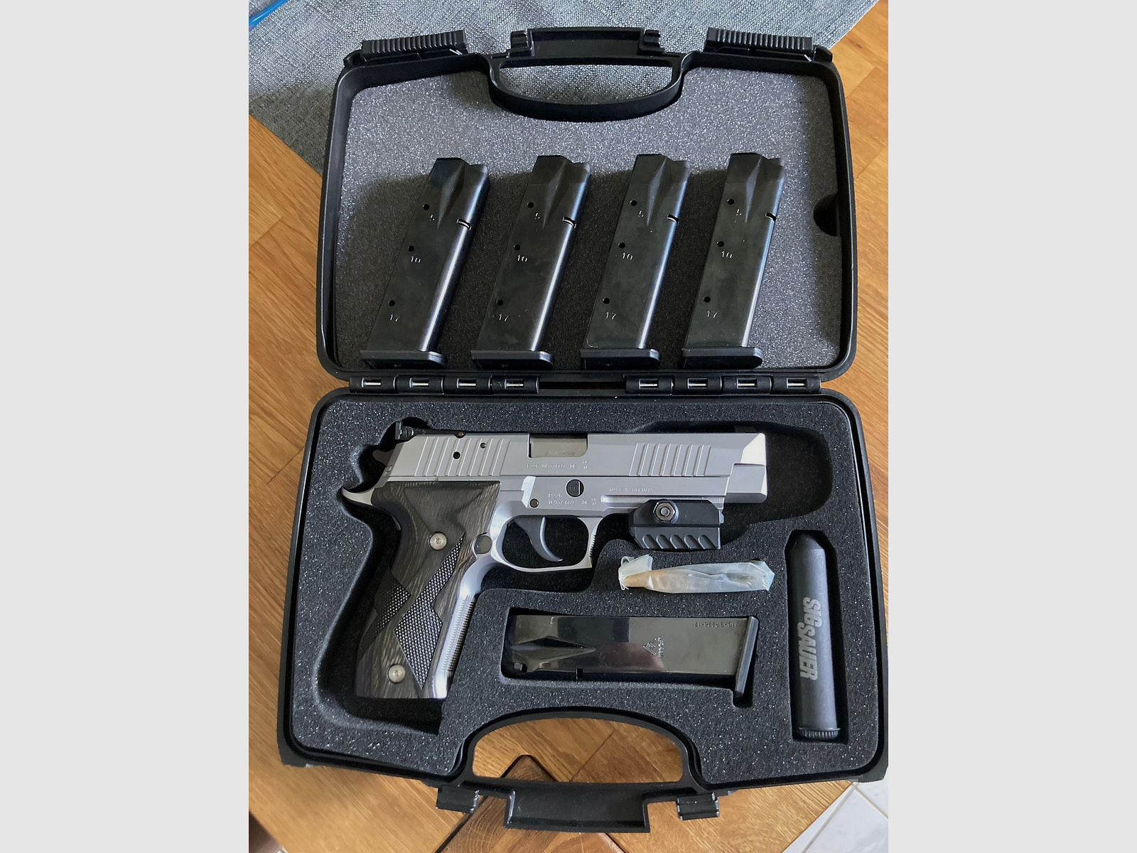 Sig Sauer P226 X-Five + 5 Magazine + Mantis  X2 System + 600 Schuss + Tasche + Peltor