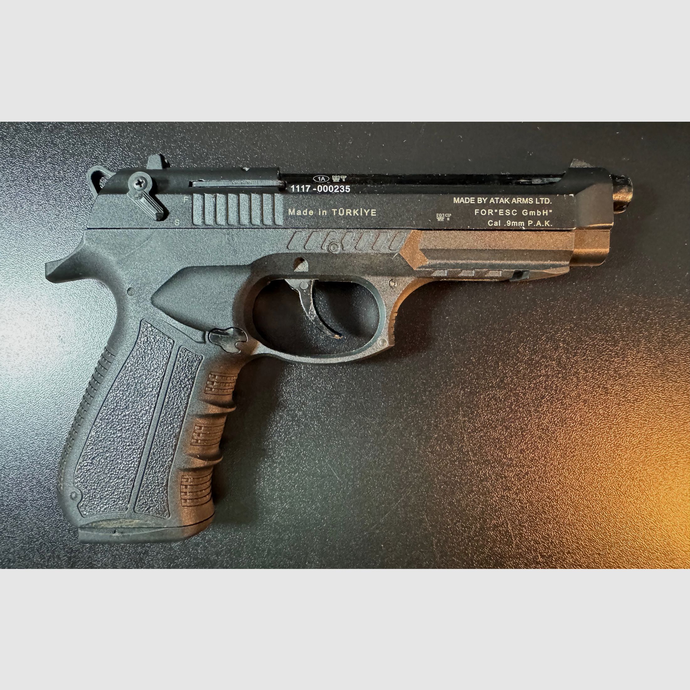 Zoraki 918 9 mm P.A.K. incluye maletín, cargador de repuesto y (multitud) lanzador