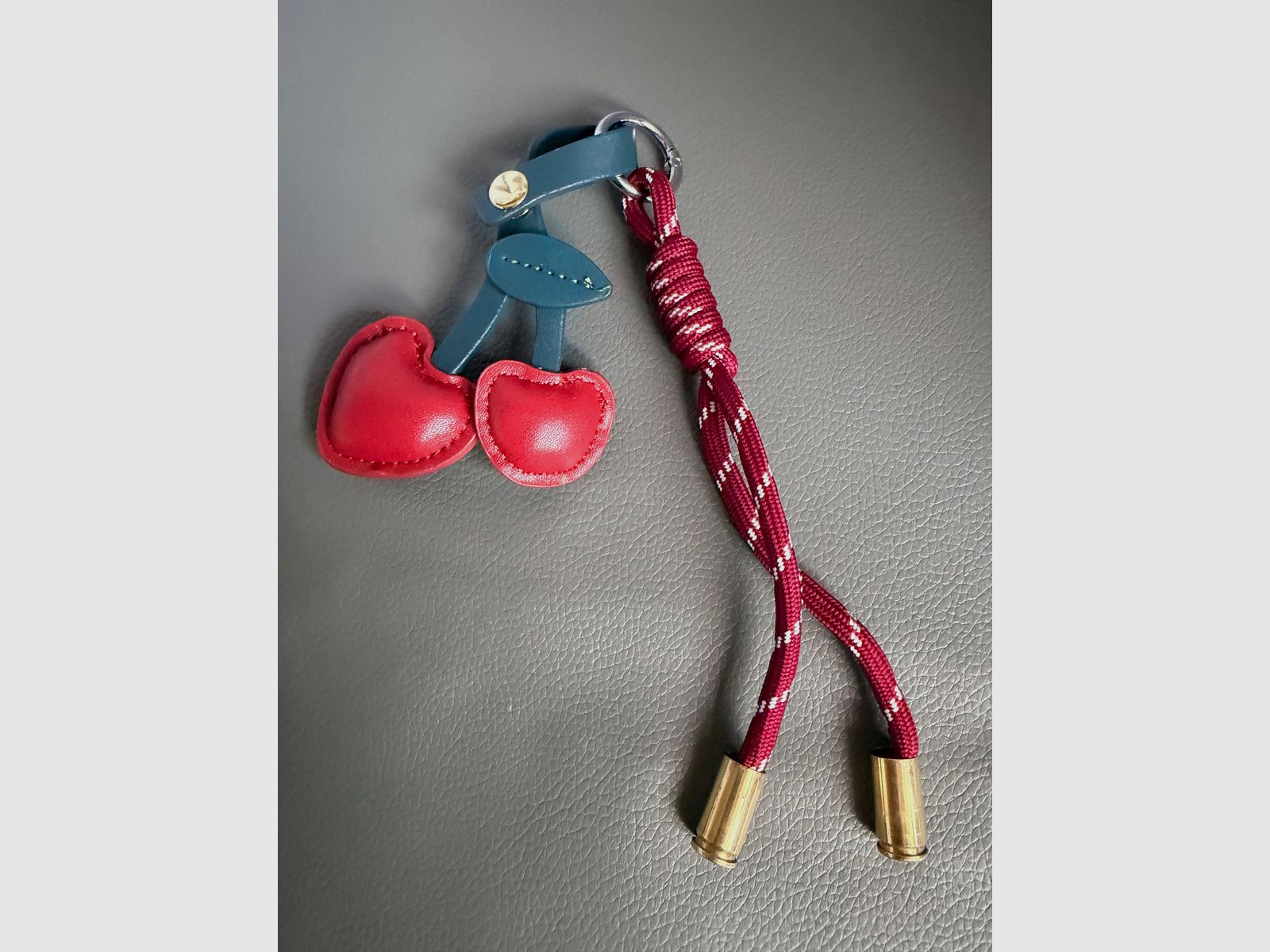 Llavero cereza con casquillos 9mm Luger, imagen 1 de 2