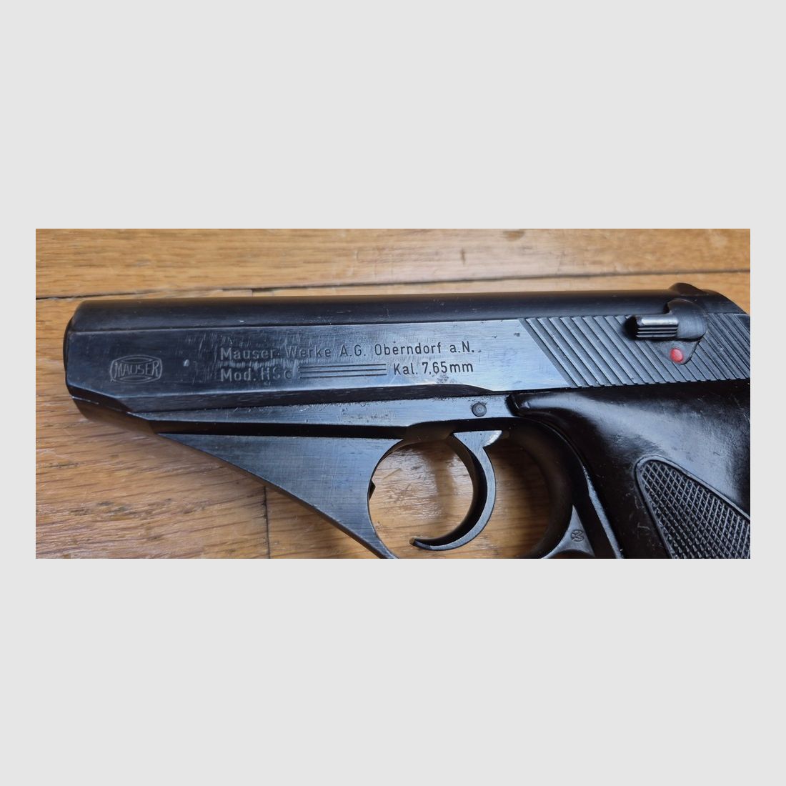 Schöner Mauser Pistol Modell HSC – Seltene Mauser-Herstellung unter französischer Besatzung – In 7,65mm und acht Schuss – 1945 – Mindestens ebenso seltene originale Fantasie-Hülle – Sehr guter ästhetischer und mechanischer Zustand – TBE+/ TBE++, Bild 6 von 19