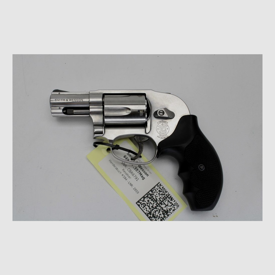 Revolver Smith & Wesson 649-3 with concealed hammer .357Mag