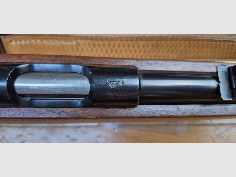 Seltene Trainingsbüchse Heym 52 – Waffe ähnlich dem Modell „Police 1952“ – Kal. .22 LR – Sehr limitierte Produktion von Heym um 1955 – Wunderschönes Nussbaumholz – Originalriemen – Quasi neu – TBE++, Bild 17 von 30