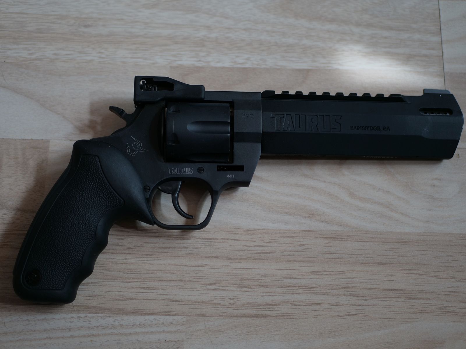 Taurus Revolver Raging Hunter – 6 3/4" caliber .44 Mag.
