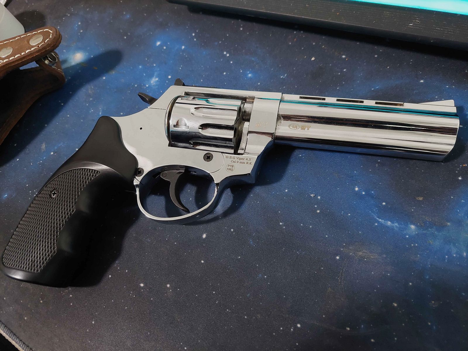 Ekol Viper Chrome 4,5 cala z kaburą S&W i nabojami