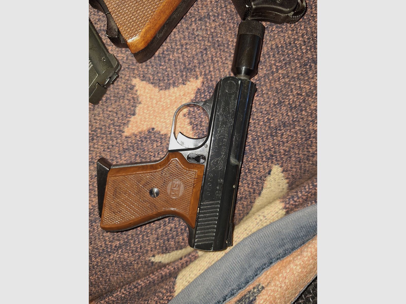 4 x blank-firing gas pistols