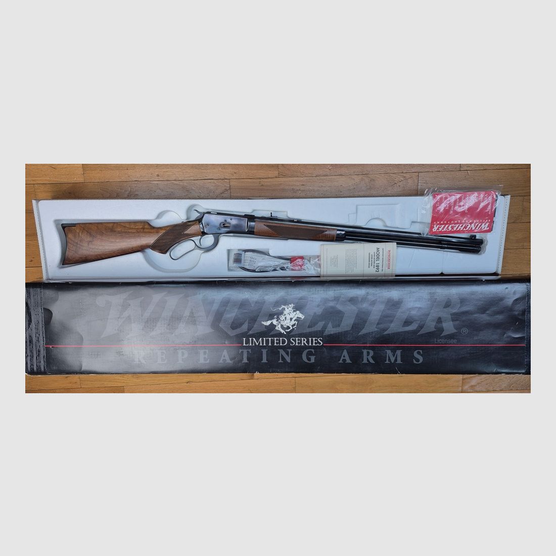 Espléndida "carabina" Winchester 1892 – Versión "rifle" / escopeta de cañón octogonal – Raro modelo Take down – Cal. .44-40 con 10+1 disparos – Acabados Miroku Japón – Serie limitada de 2 x 251 ejemplares – Hermosa madera de nogal de grado V o VI – Caja original con documentos y candado – Nunca disparada – Arma nueva – TBE++++, imagen 1 de 39
